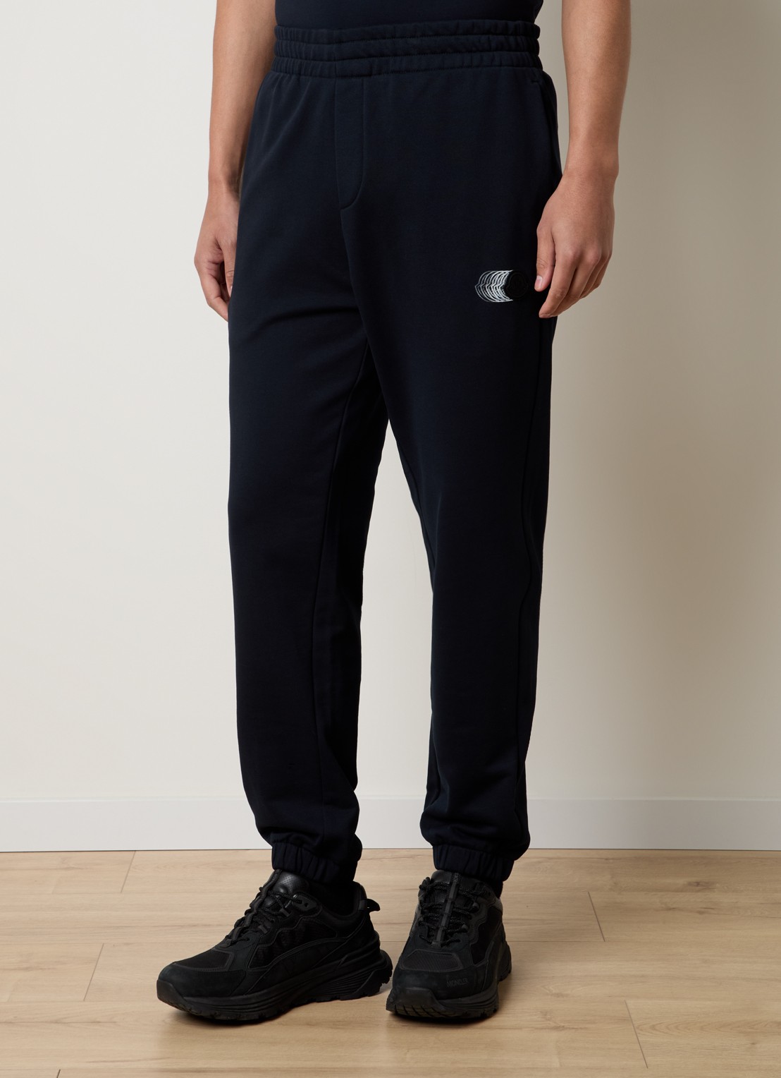 Moncler Tapered fit joggingbroek met logo - detail 2 donkerblauw