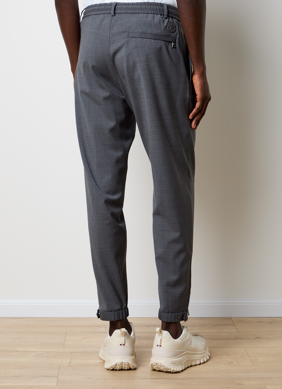 Moncler Tapered fit pantalon van wol - achterkant grijs