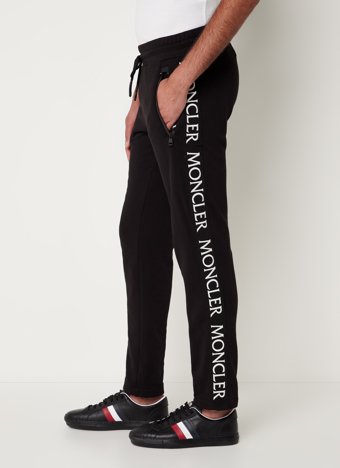 Moncler Tapered fit trackpants met logoborduring en ritszakken - detail 5 zwart