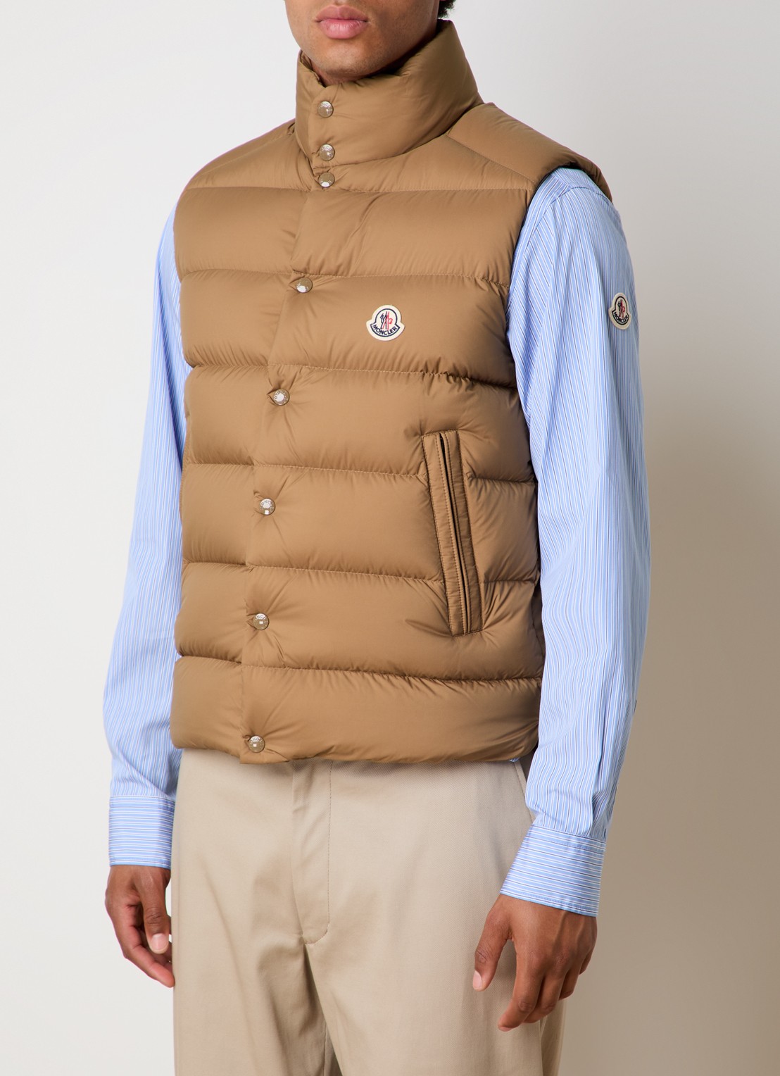 Moncler Tibb gewatteerde bodywarmer met donsvulling en logo - detail 3 camel