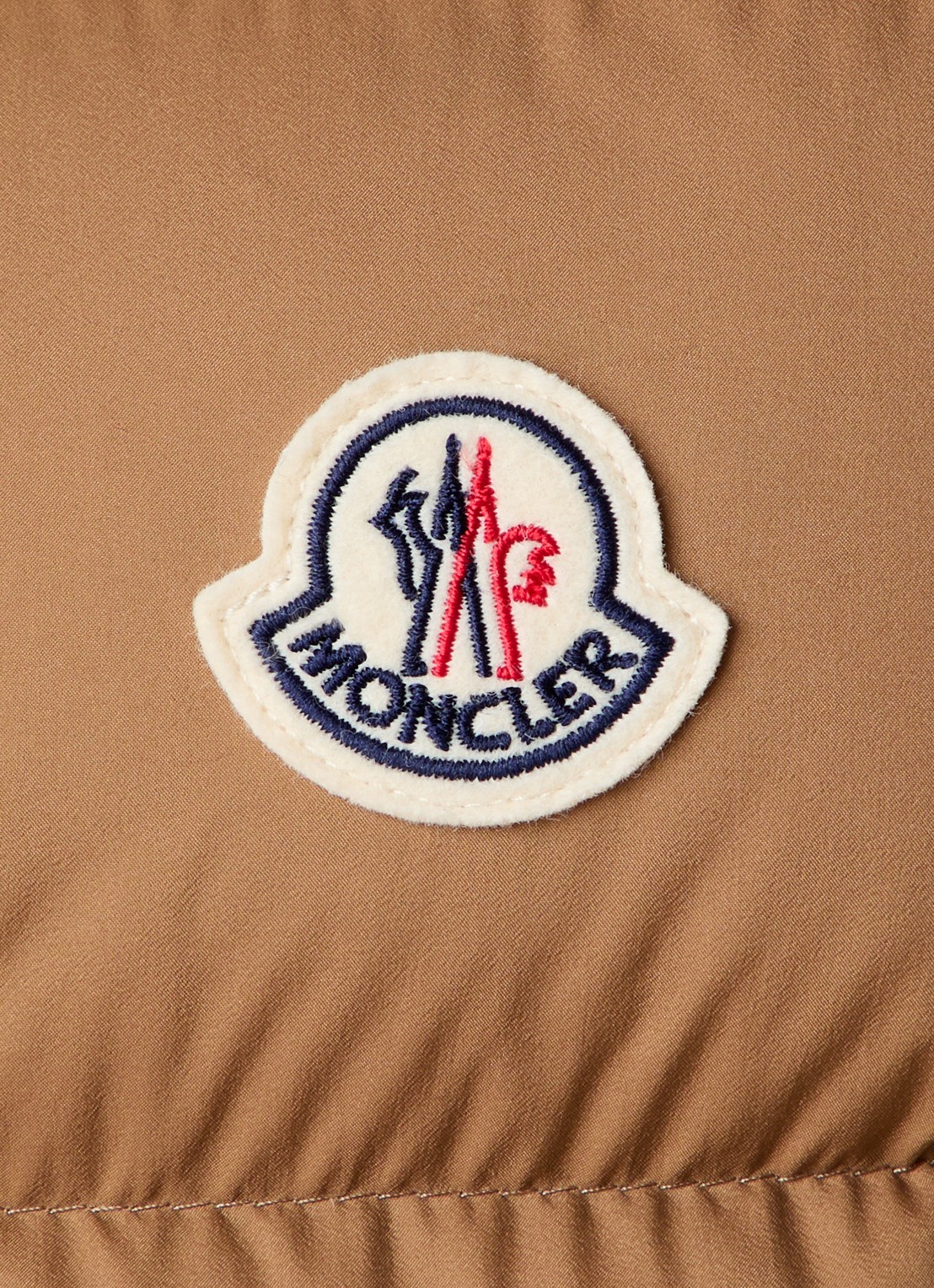 Moncler Tibb gewatteerde bodywarmer met donsvulling en logo - detail 5 camel