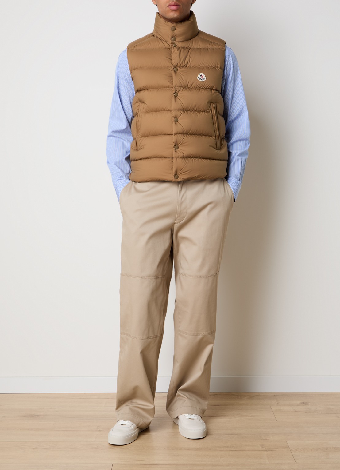 Moncler Tibb gewatteerde bodywarmer met donsvulling en logo - voorkant 2 camel