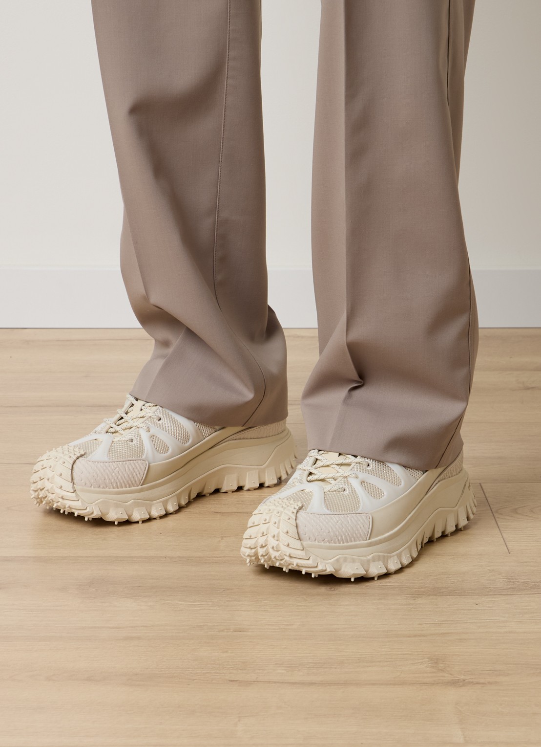 Moncler Trailgrip Amoeba sneaker van leer met mesh details - voorkant 3 beige