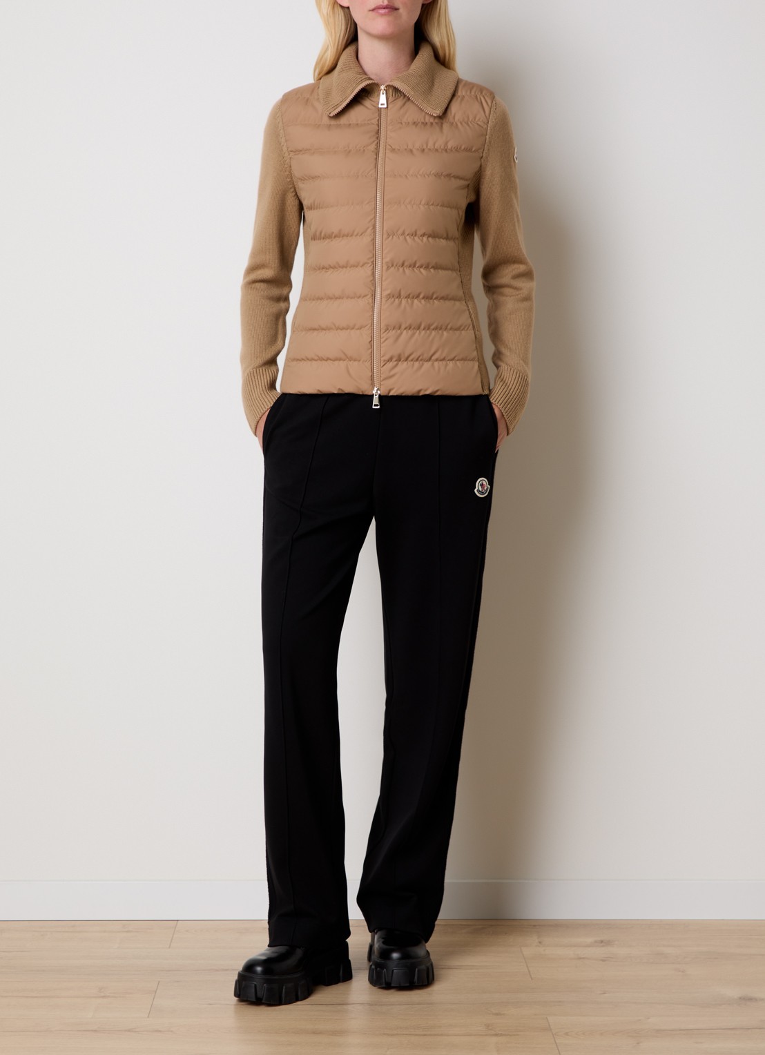 Moncler Tricot fijngebreid vest van scheerwol met gewatteerd voor- en achterpand - voorkant 2 camel