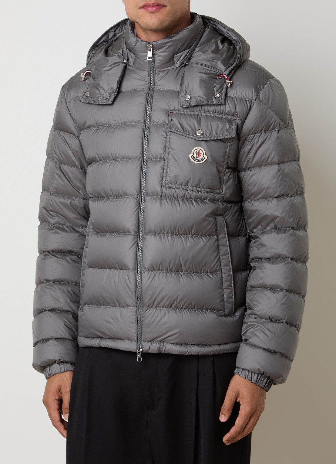 Moncler Verith pufferjack met donsvulling en afneembare capuchon - detail grijs