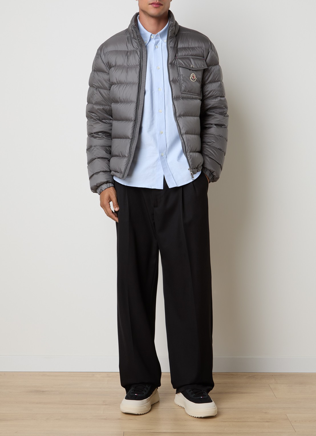 Moncler Verith pufferjack met donsvulling en afneembare capuchon - voorkant 5 grijs