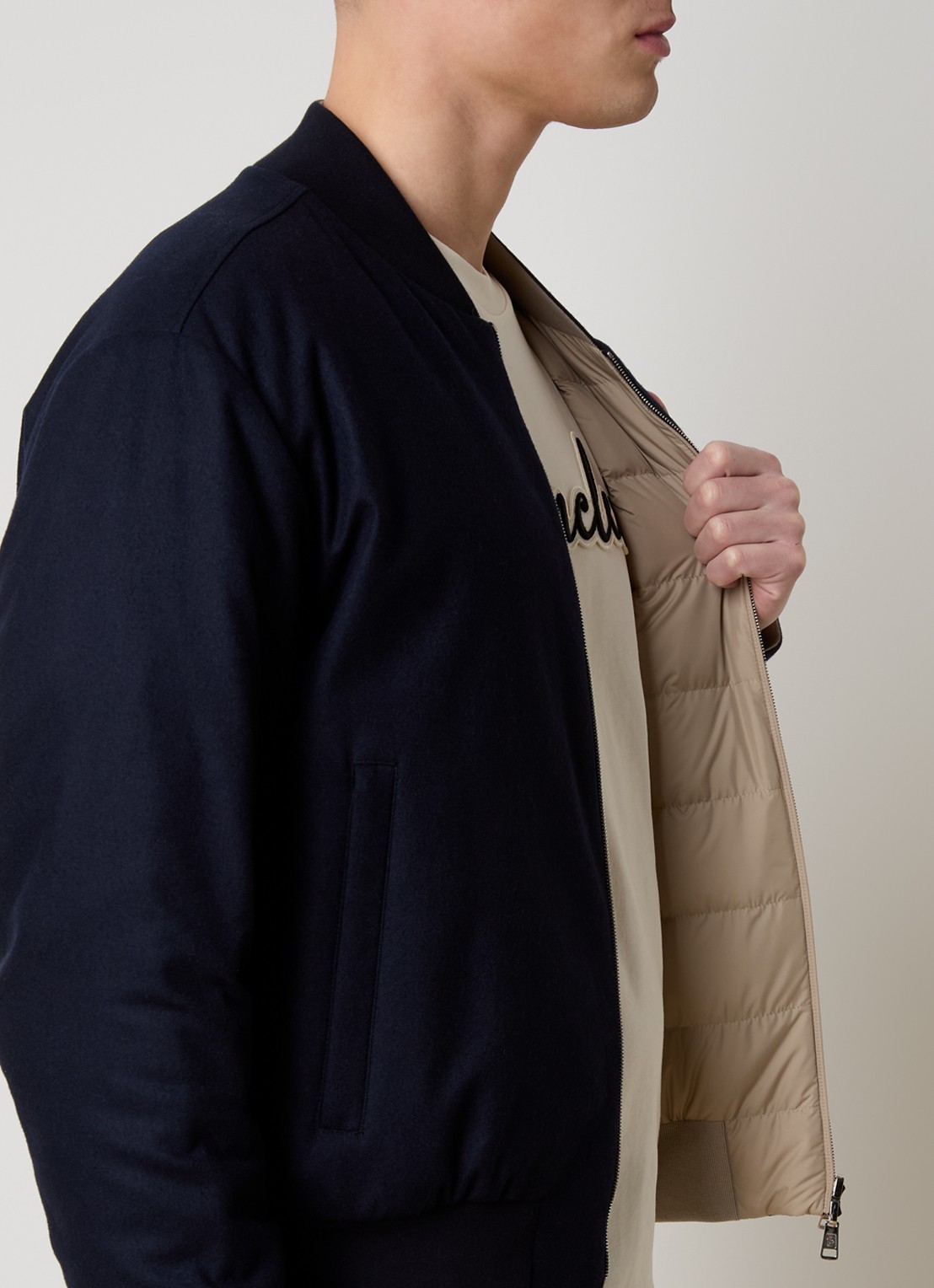 Moncler Villerest bomberjack in kasjmierblend met donsvulling - detail 3 donkerblauw