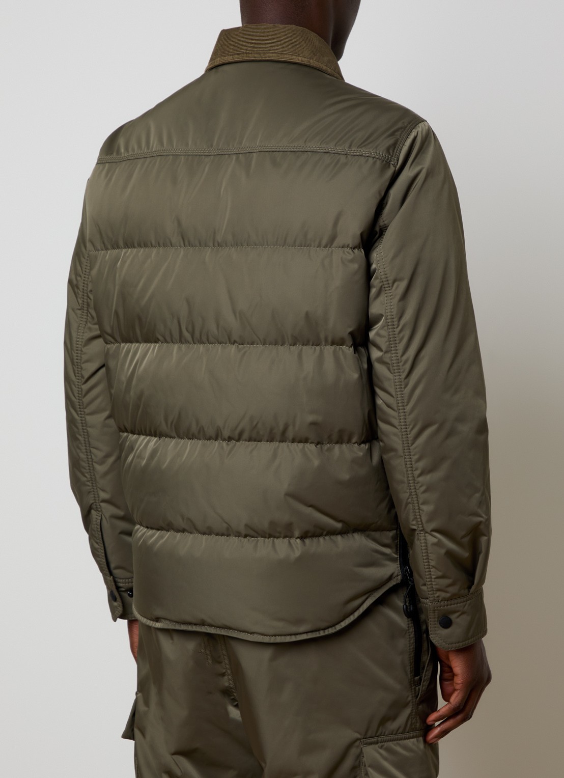 Moncler Waterton gewatteerd jack met donsvulling en klepzakken - achterkant legergroen