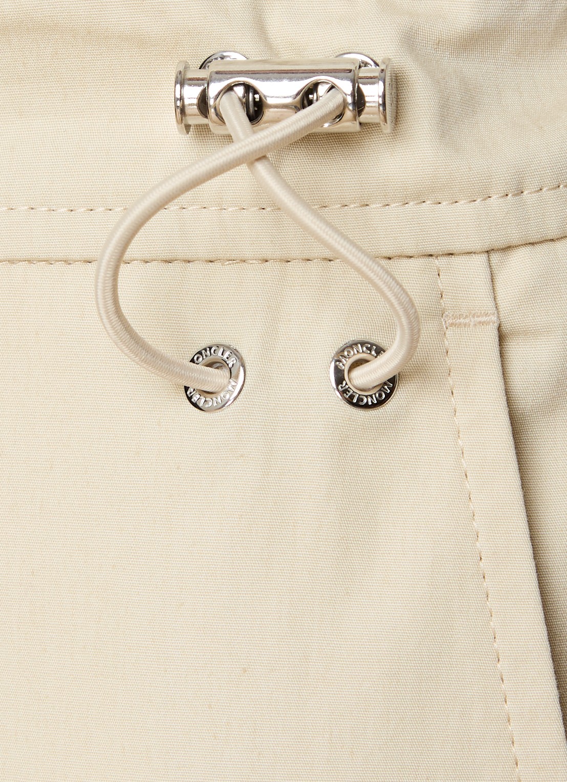 Moncler Wide fit chino met logoborduring en steekzakken - detail 4 beige