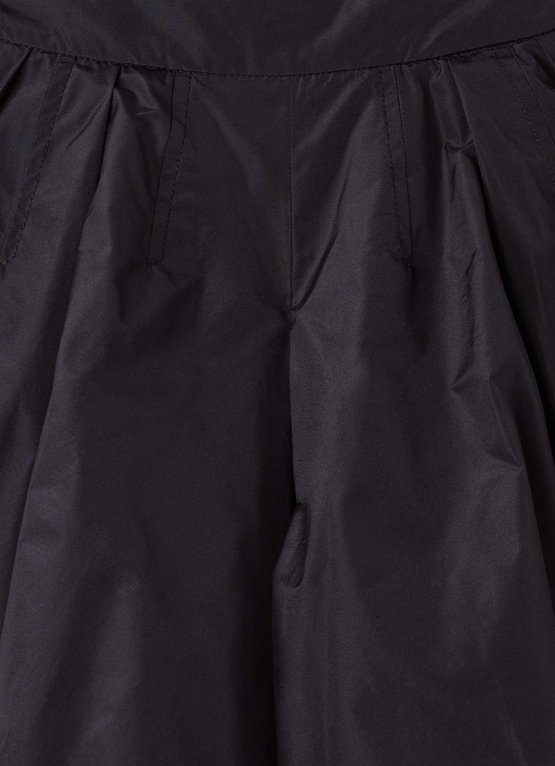 Moncler Wide fit korte broek met logoborduring - detail donkerblauw