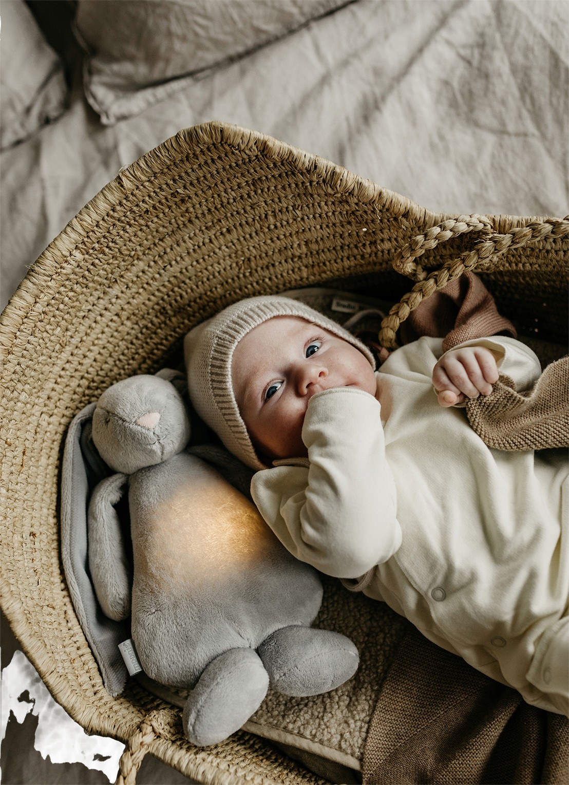 Moonie The Humming Friend Bunny 2.0 muziekknuffel 28 cm - voorkant 2 lichtgrijs