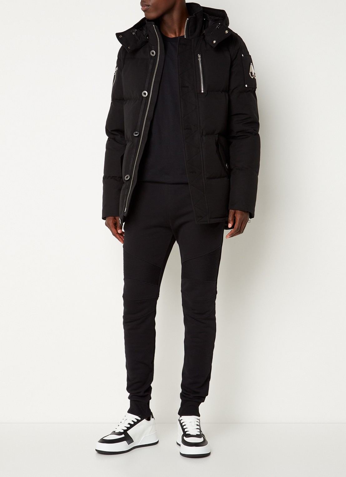 Moose Knuckles Forrestville puffer jack met donsvulling en afneembare capuchon - voorkant 2 zwart