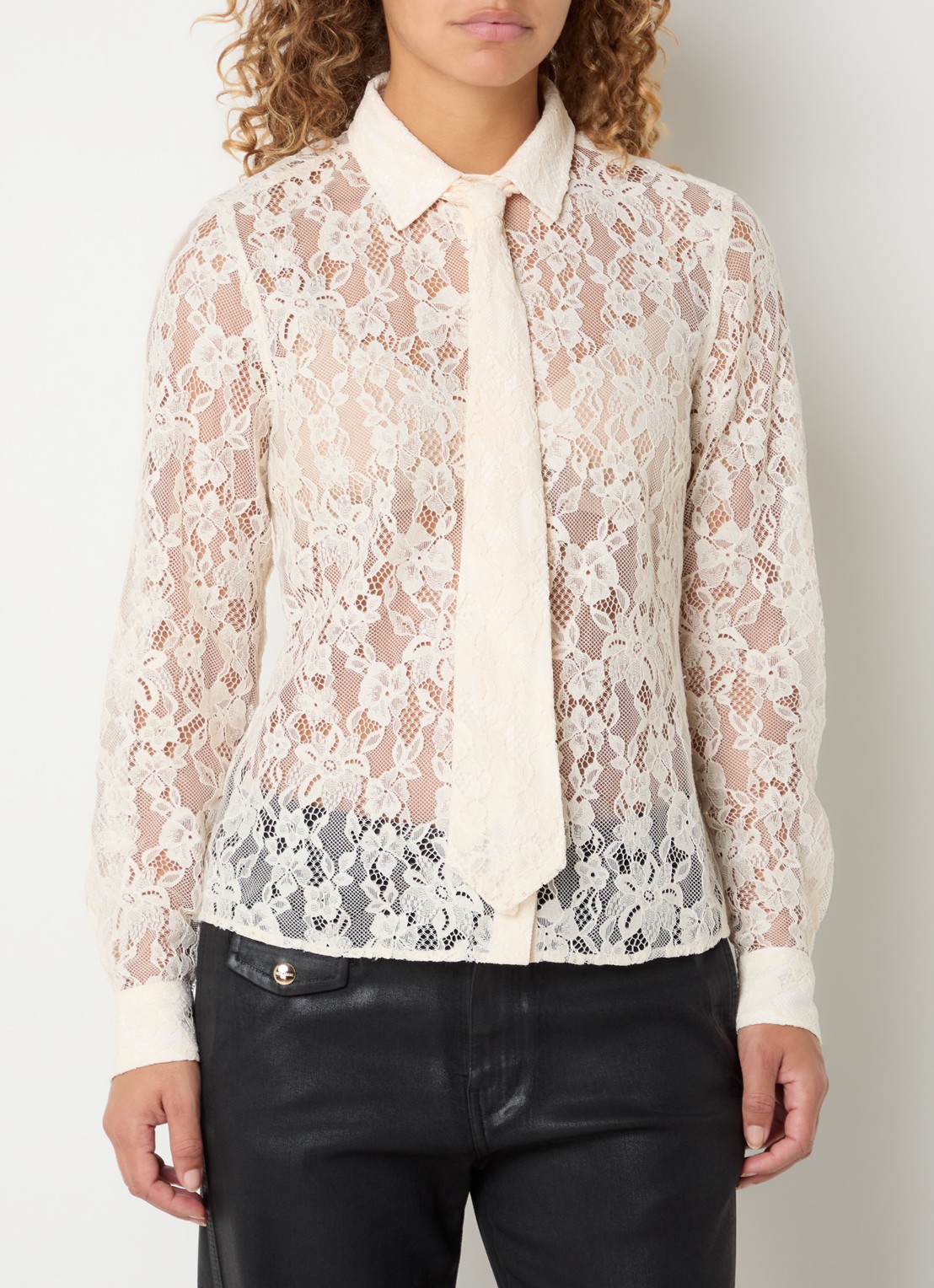 Mos Mosh Kether blouse met opengewerkt dessin en afneembare stropdas - detail gebroken wit