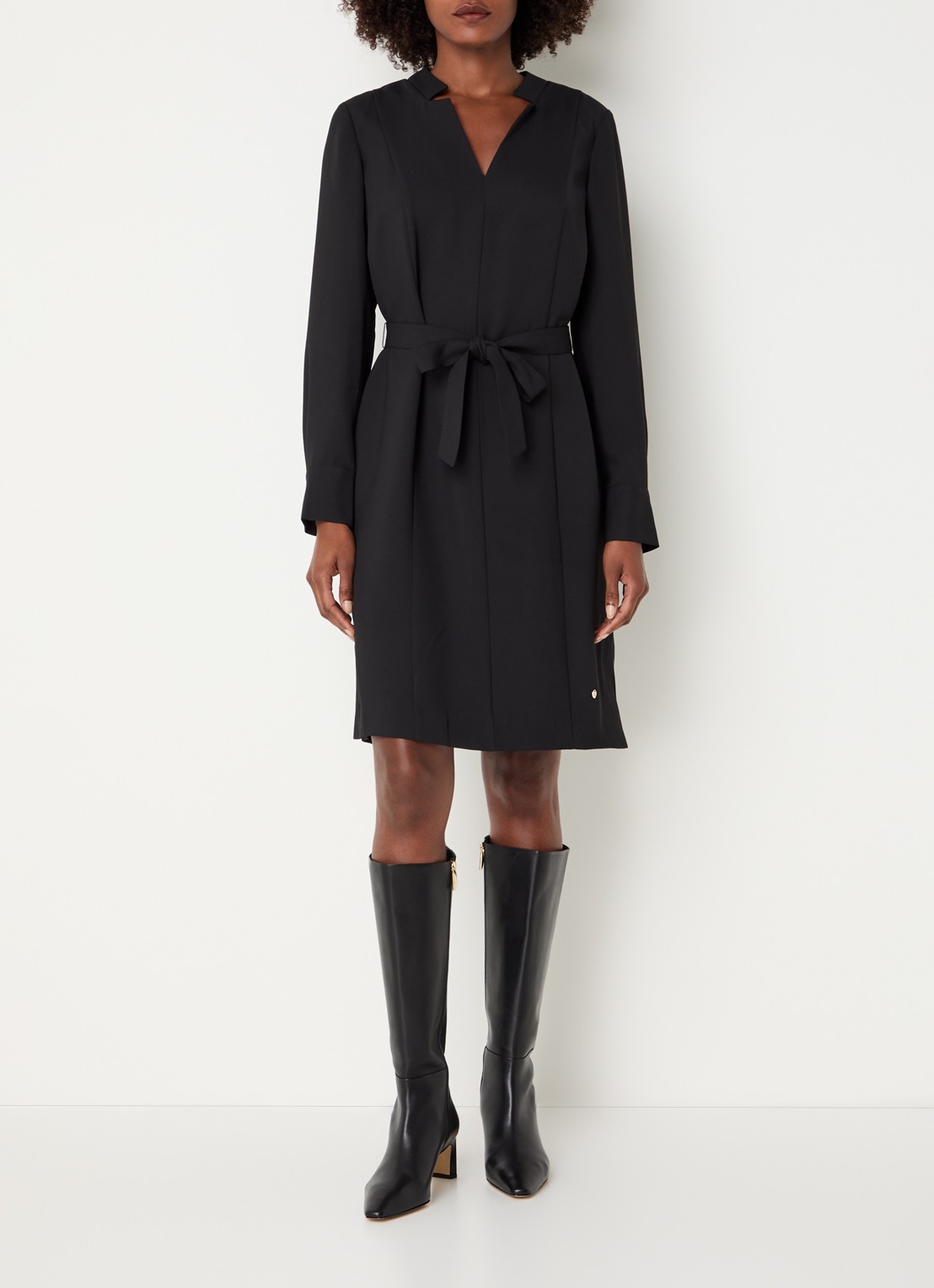 Mos Mosh MMLipi mini jurk met V-hals en strikceintuur - voorkant 4 zwart