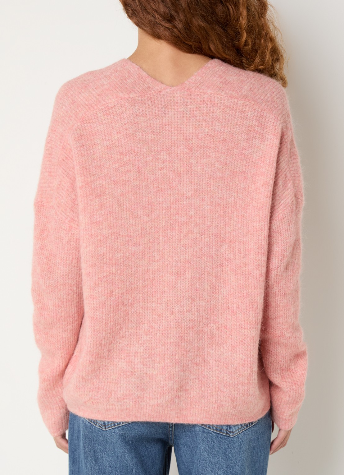 Mos Mosh MMThora fijngebreide pullover in alpaca wolblend met V-hals - achterkant rosette / roze