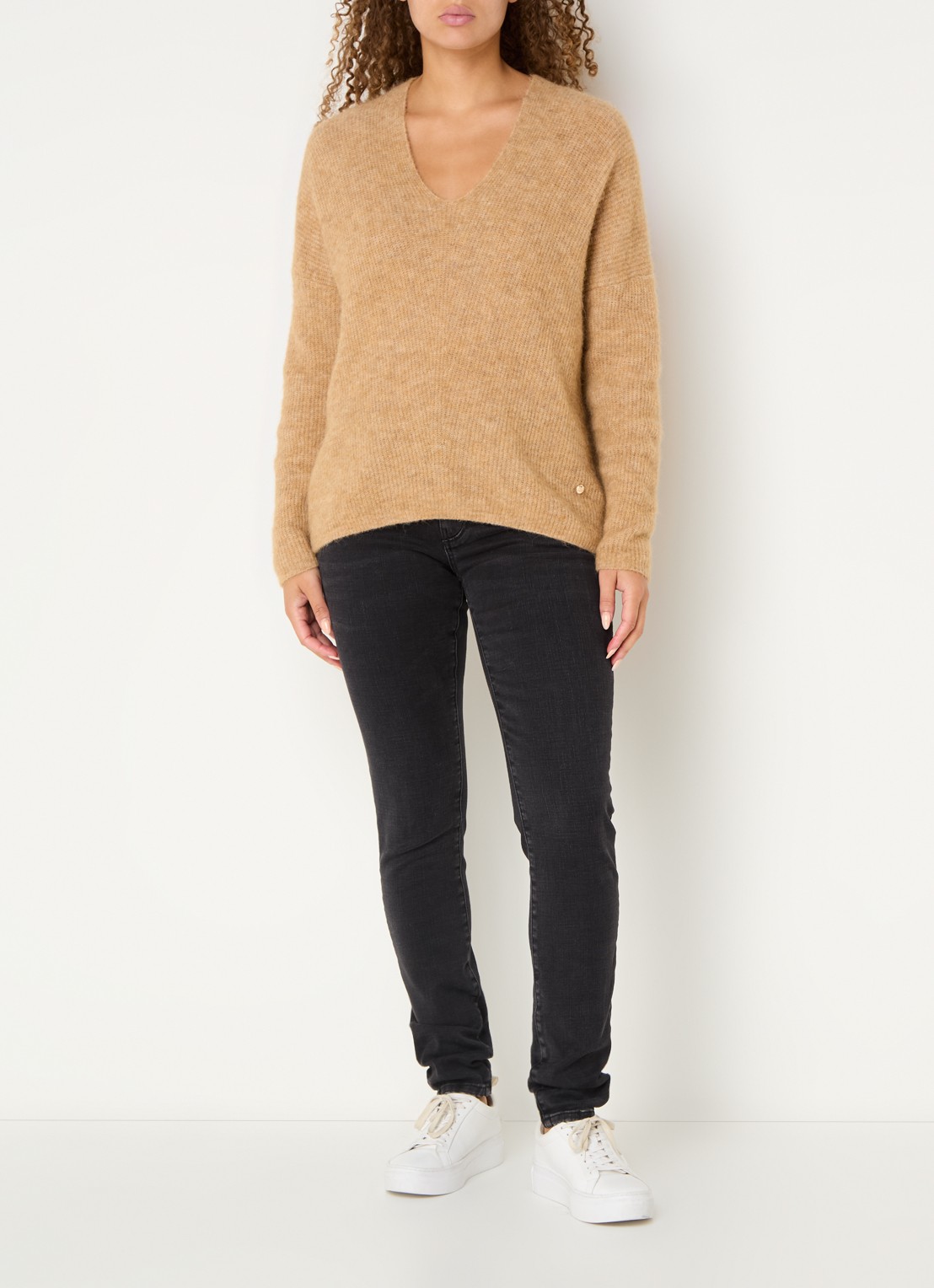 Mos Mosh MMThora fijngebreide pullover in alpaca wolblend met V-hals - voorkant 3 tannin / camel