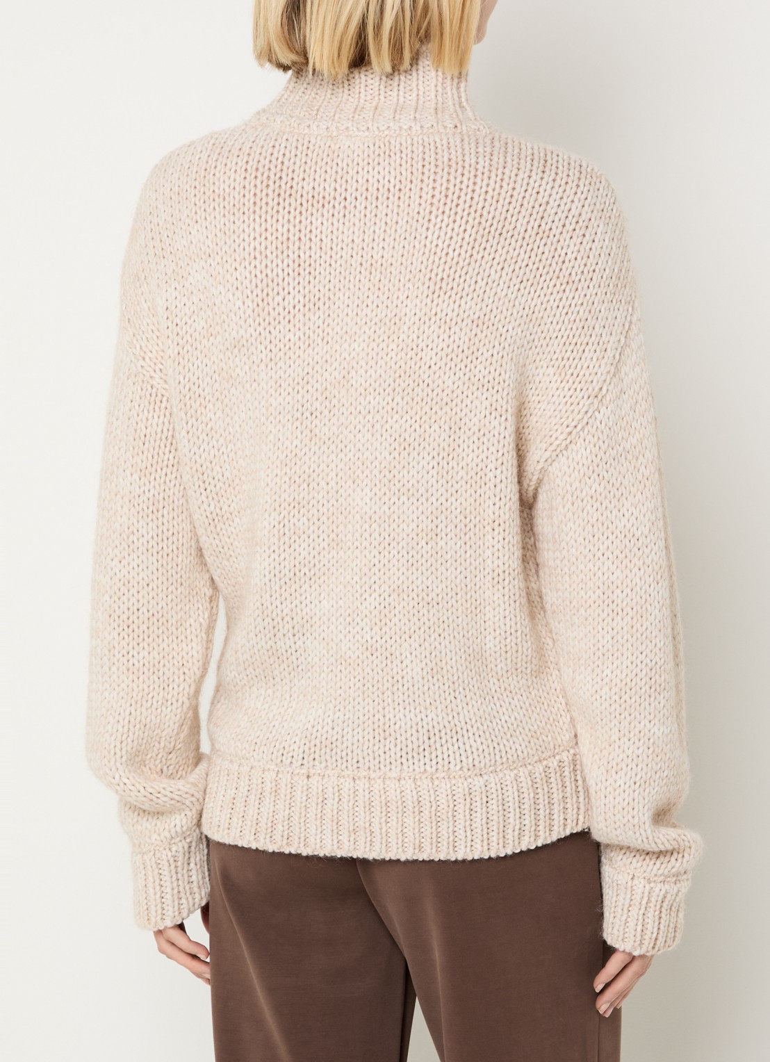 Moscow Bonnie grofgebreide trui in alpaca wolblend met opstaande kraag - achterkant 2 creme