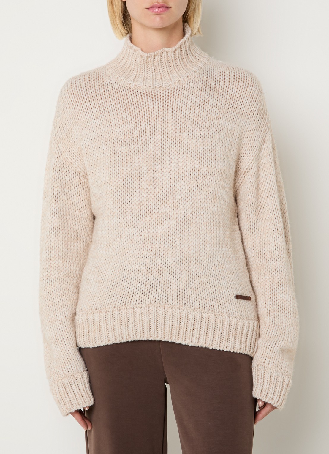 Moscow Bonnie grofgebreide trui in alpaca wolblend met opstaande kraag - detail creme
