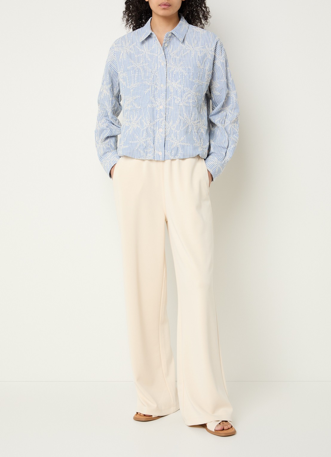Moscow Femilia blouse met bloemenprint en borstzakken - voorkant 2 blauw