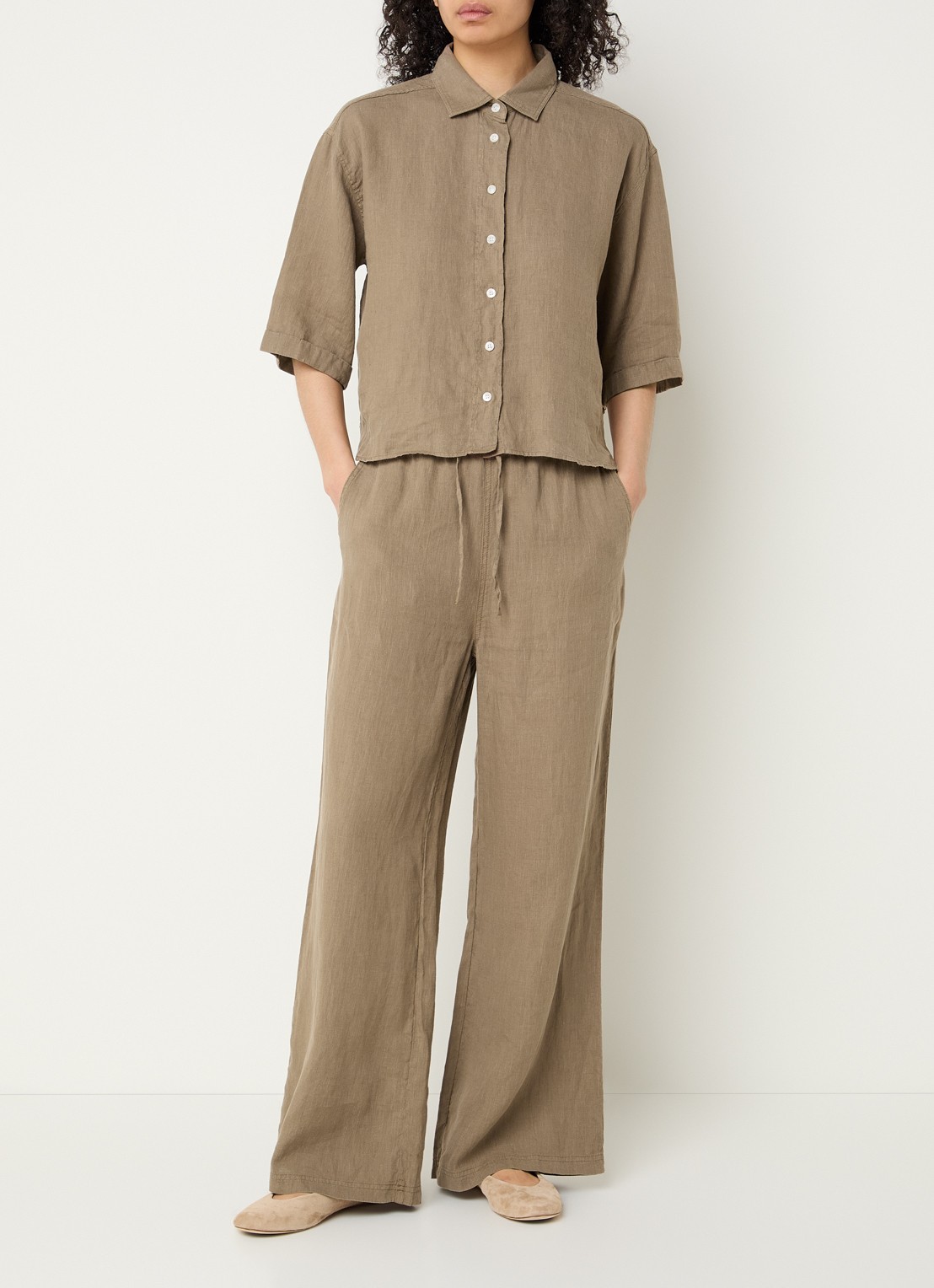 Moscow Heylow mid waist wide fit broek van linnen met steekzakken - voorkant 2 khaki