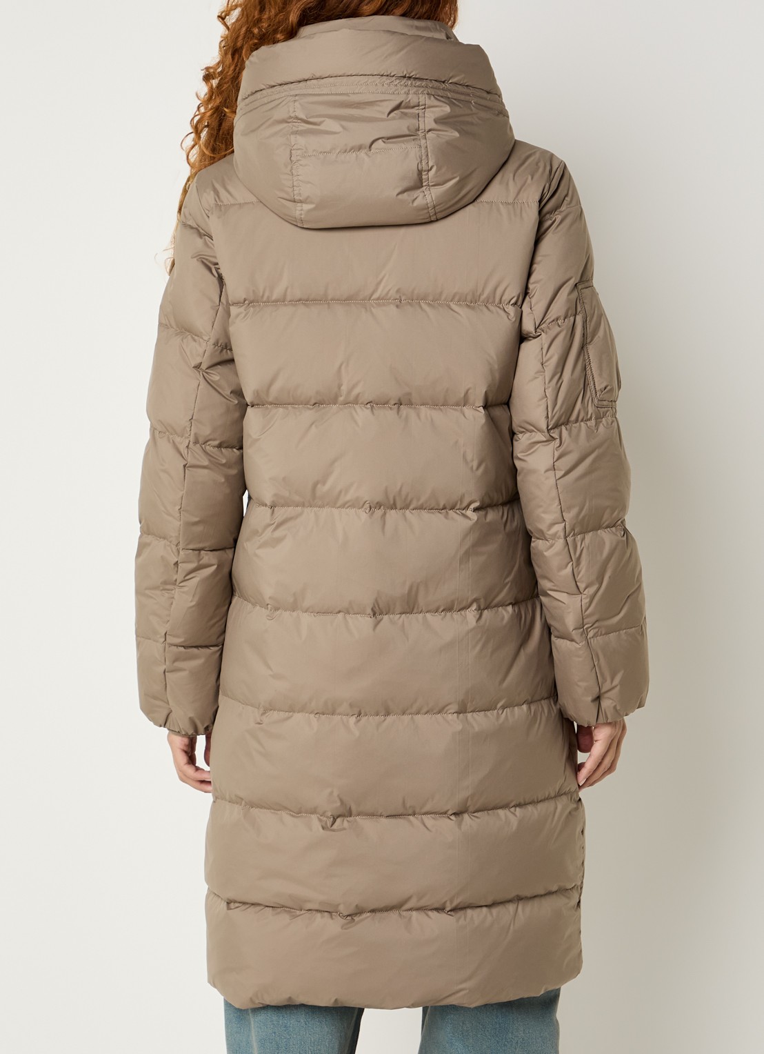 Moscow Missy longline puffer jas met donsvulling en capuchon - achterkant taupe