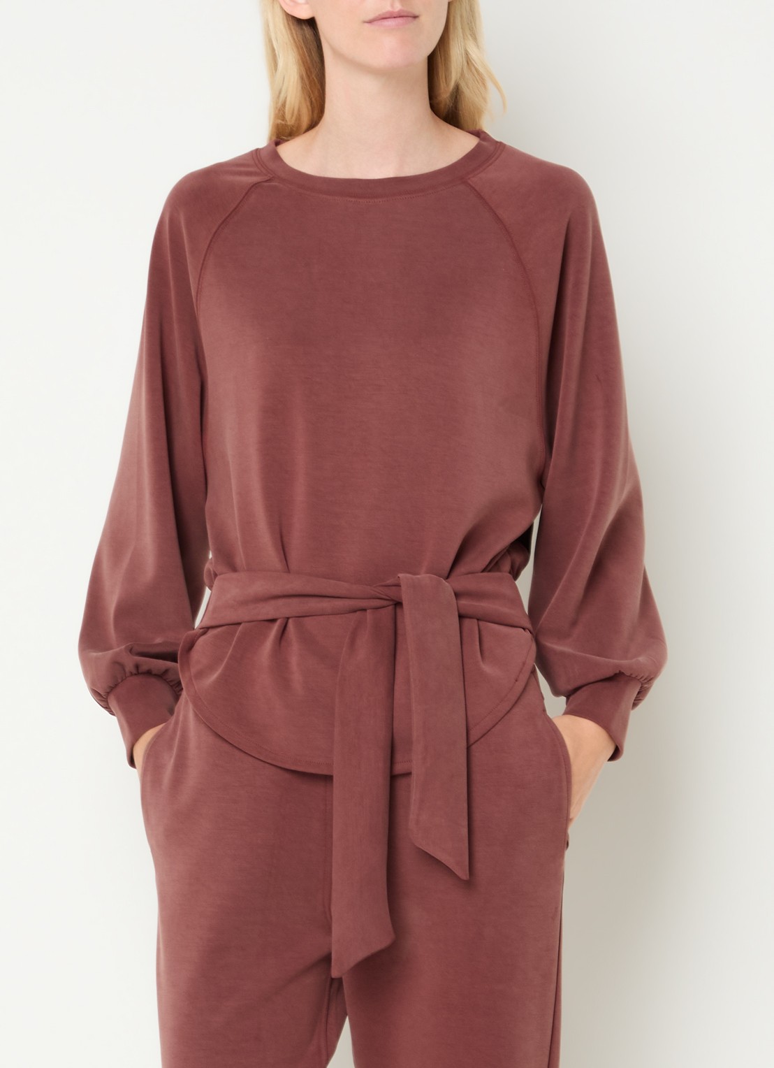 Moscow Romy sweater met strikceintuur - detail 4 roodbruin