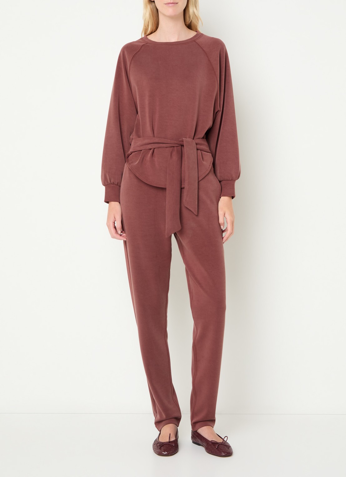 Moscow Romy sweater met strikceintuur - voorkant 2 roodbruin