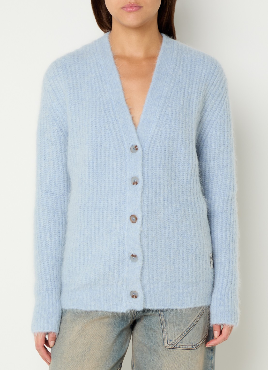 Moscow Teddy fijngebreid vest in alpaca wolblend met V-hals - detail lichtblauw