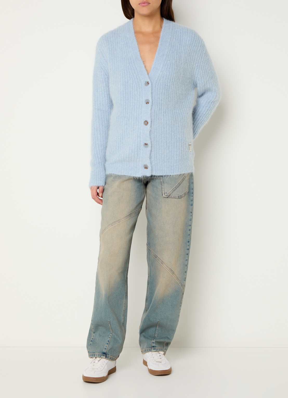 Moscow Teddy fijngebreid vest in alpaca wolblend met V-hals - voorkant 3 lichtblauw