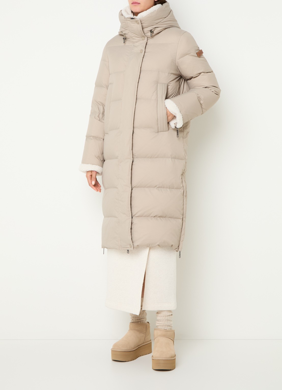 Moscow Xenia longline puffer jas met donsvulling en details van teddy - detail 2 taupe