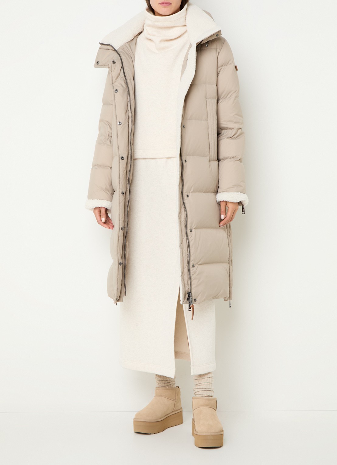 Moscow Xenia longline puffer jas met donsvulling en details van teddy - voorkant 4 taupe