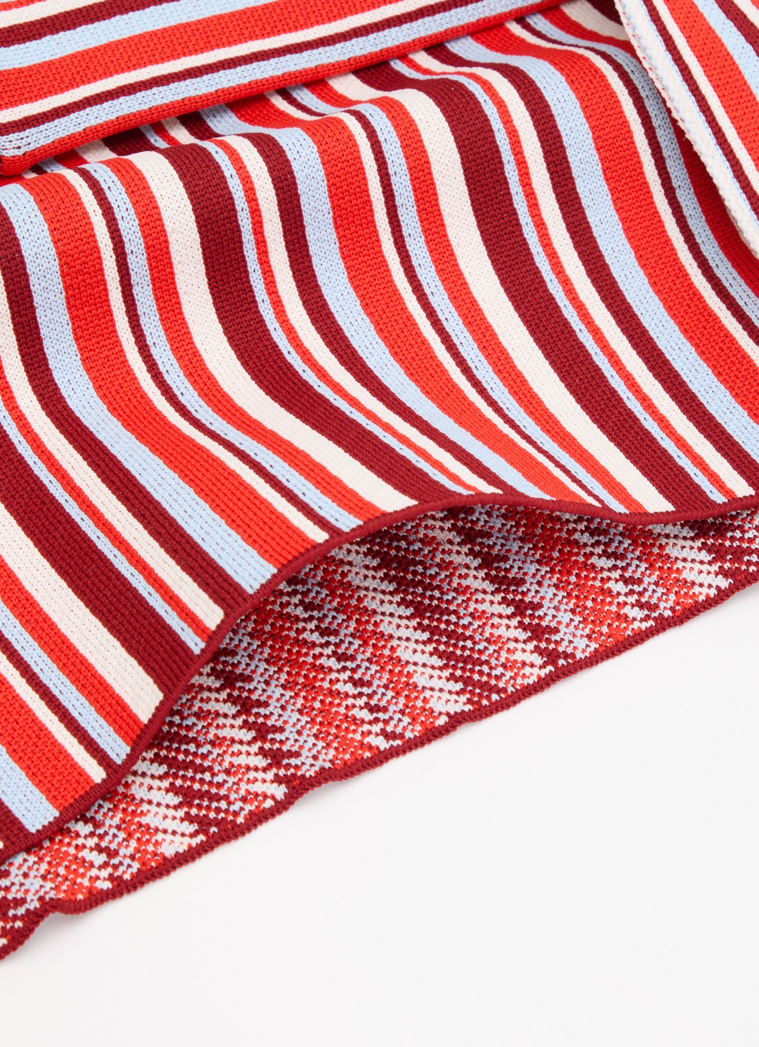 MOSJ Atelier The Ruby Boxer crossbodytas met streepprint en uitneembaar etui - detail bordeauxrood