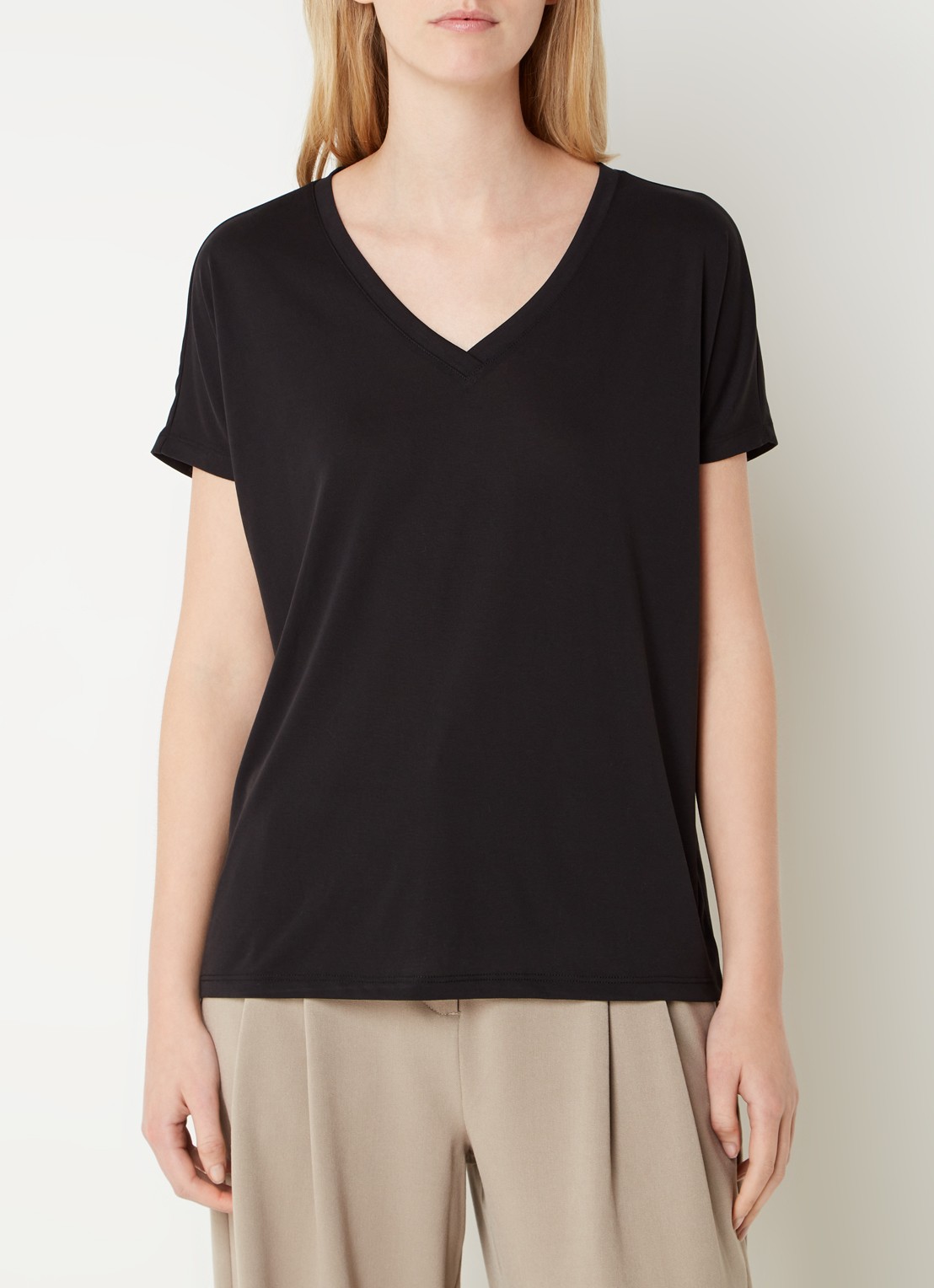 MSCH Copenhagen Fenya T-shirt met V-hals en stretch - detail zwart