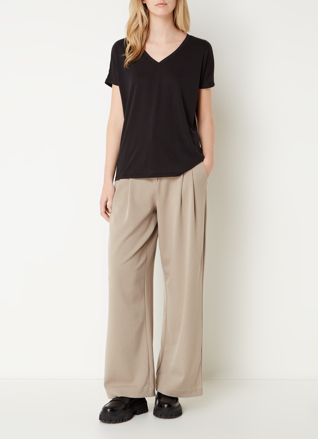 MSCH Copenhagen Fenya T-shirt met V-hals en stretch - voorkant 4 zwart