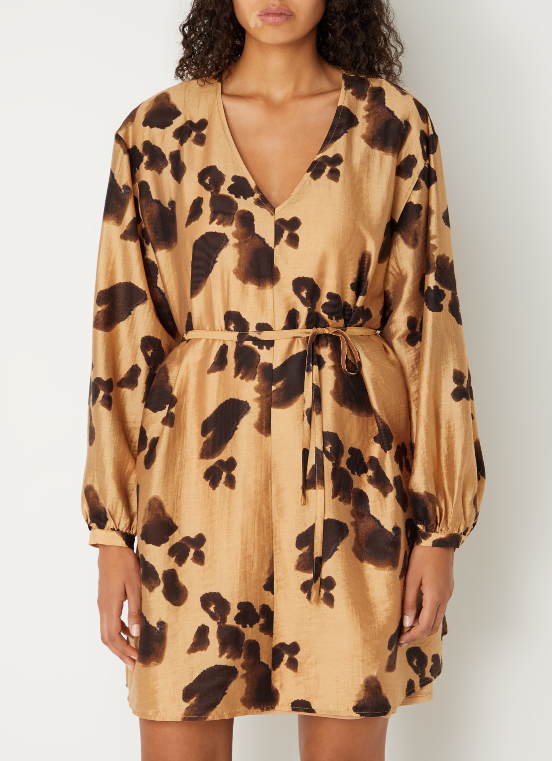 MSCH Copenhagen Mschnilla mini tuniekjurk  met strikceintuur en print - detail 2 camel