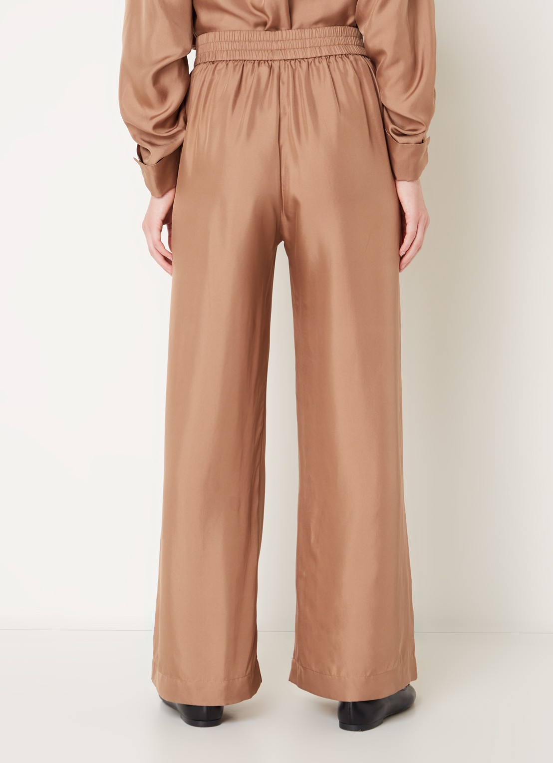 MUNTHE Arum mid waist loose fit broek van zijde - achterkant 3 camel