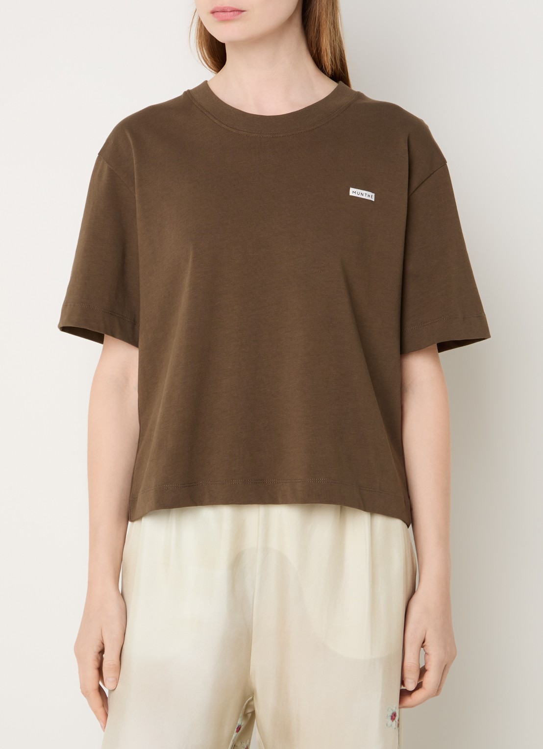 MUNTHE Bellamy T-shirt met logoprint - detail bruin
