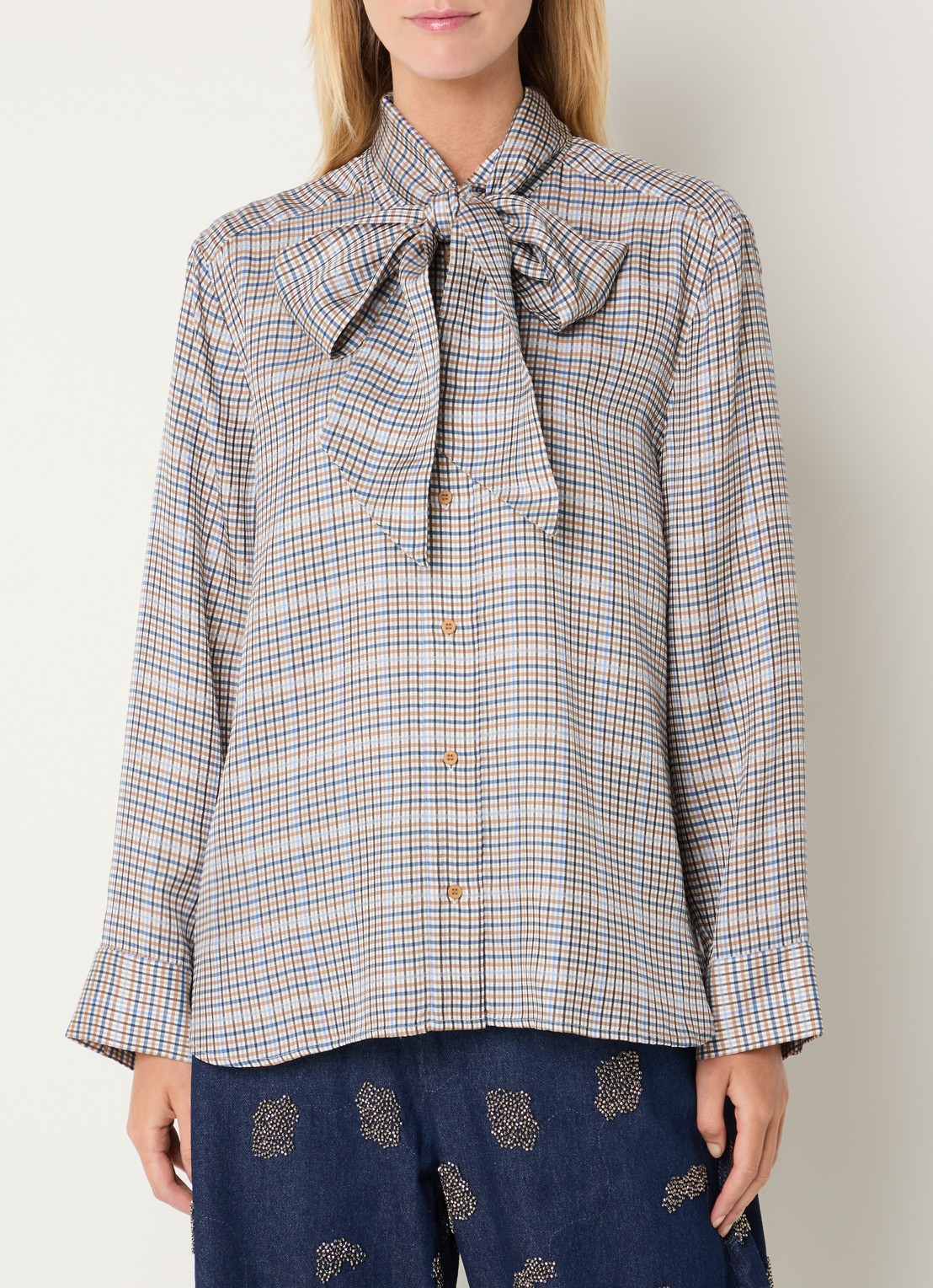 MUNTHE Blouse met sjaalkraag en ruitdessin - detail 4 lichtgrijs