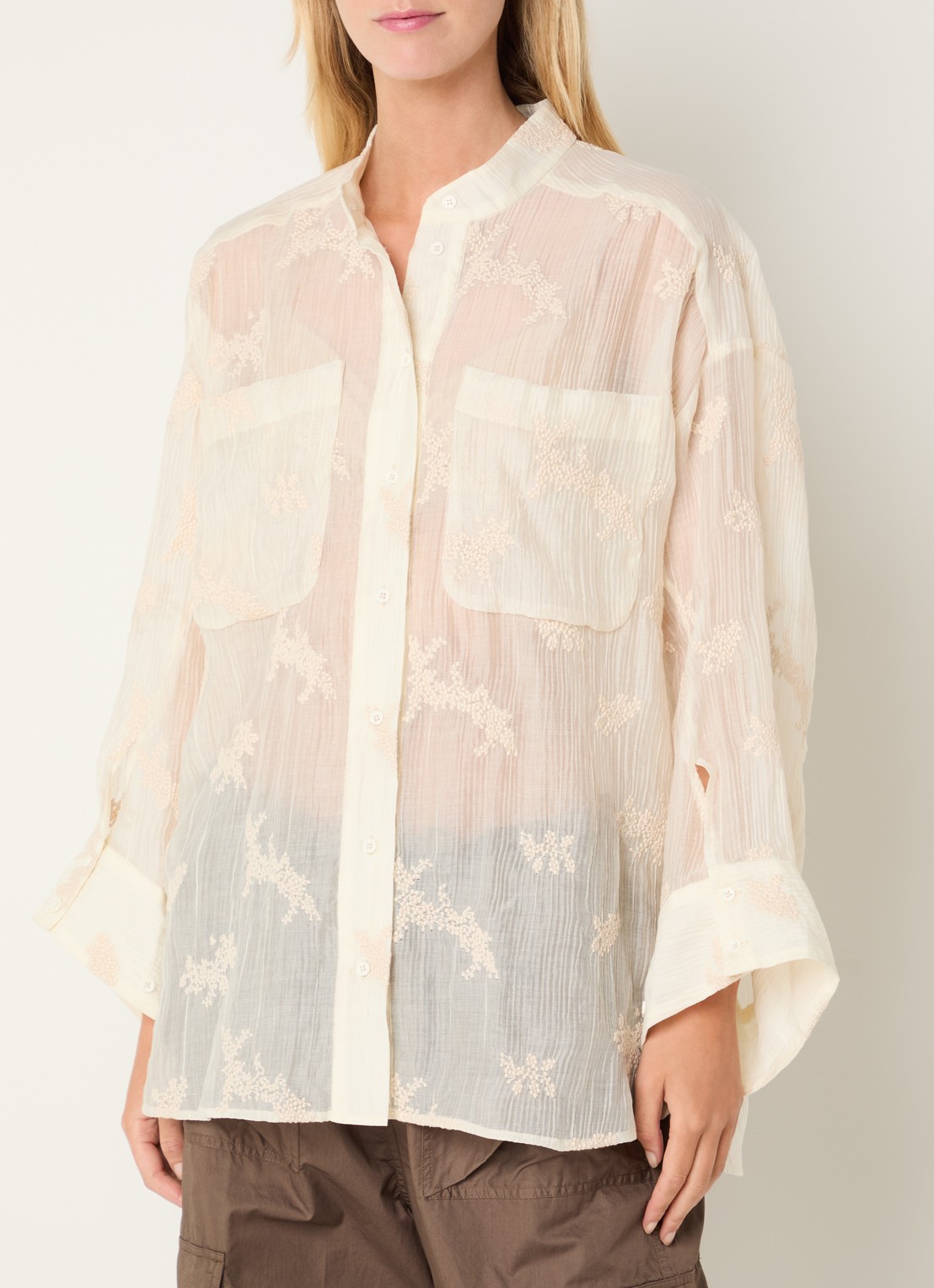 MUNTHE Fortunato oversized blouse met structuur en borduring - detail 2 creme