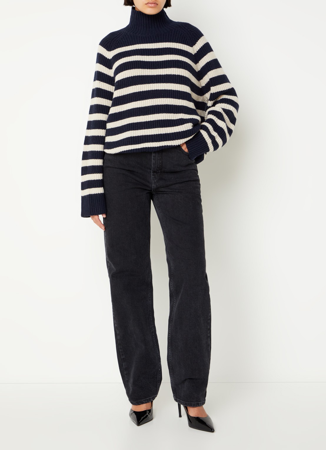 MUNTHE High waist straight leg jeans in  katoenblend  - voorkant 2 zwart