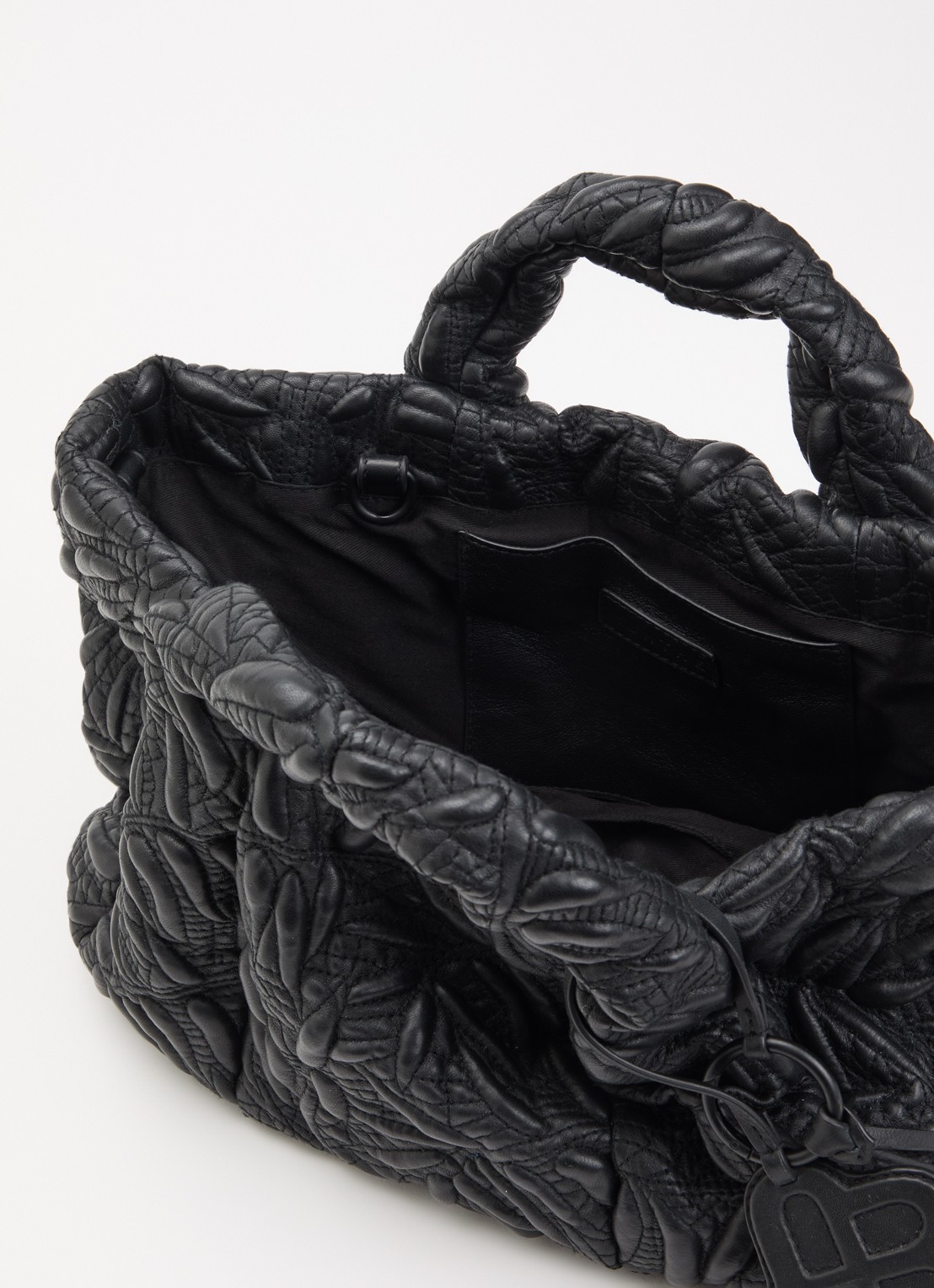 MUNTHE Lix handtas van quilted leer met afneembare schouderriem - detail zwart