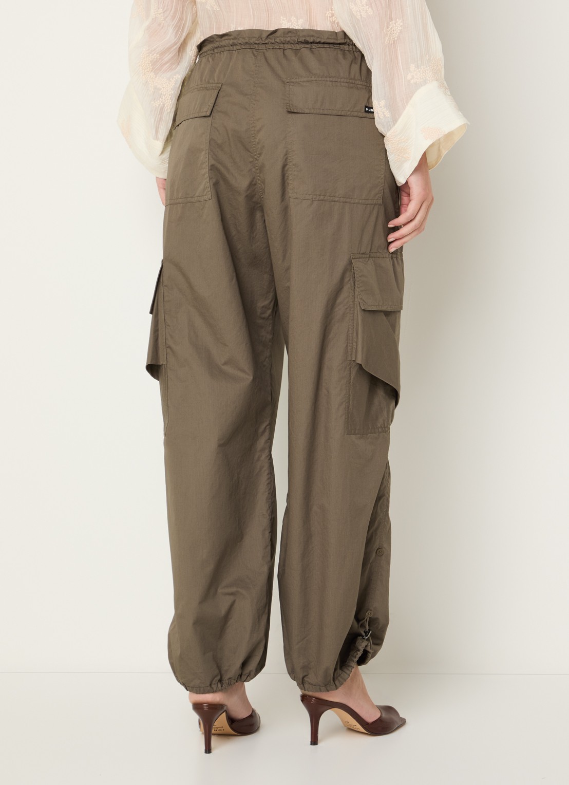 MUNTHE Unform high waist tapered fit cargobroek met trekkoord - achterkant 3 lichtbruin