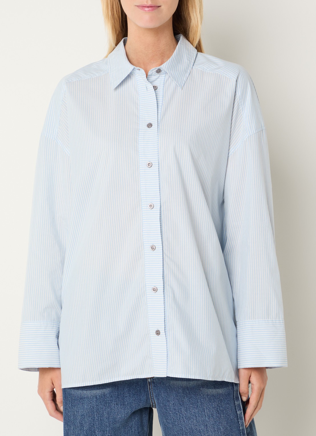 MUNTHE Vontario blouse met rugdecolleté en strass - achterkant lichtblauw