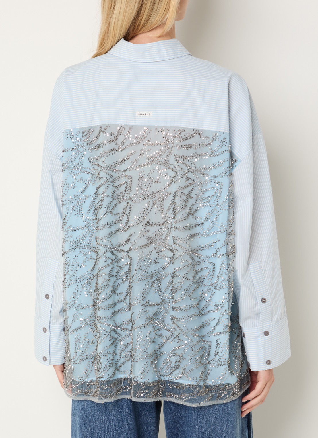 MUNTHE Vontario blouse met rugdecolleté en strass - detail 2 lichtblauw