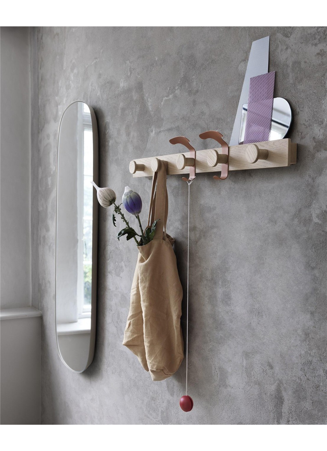 Muuto Framed wandspiegel 111,8 x 44,5 cm - voorkant 2 lichtbruin