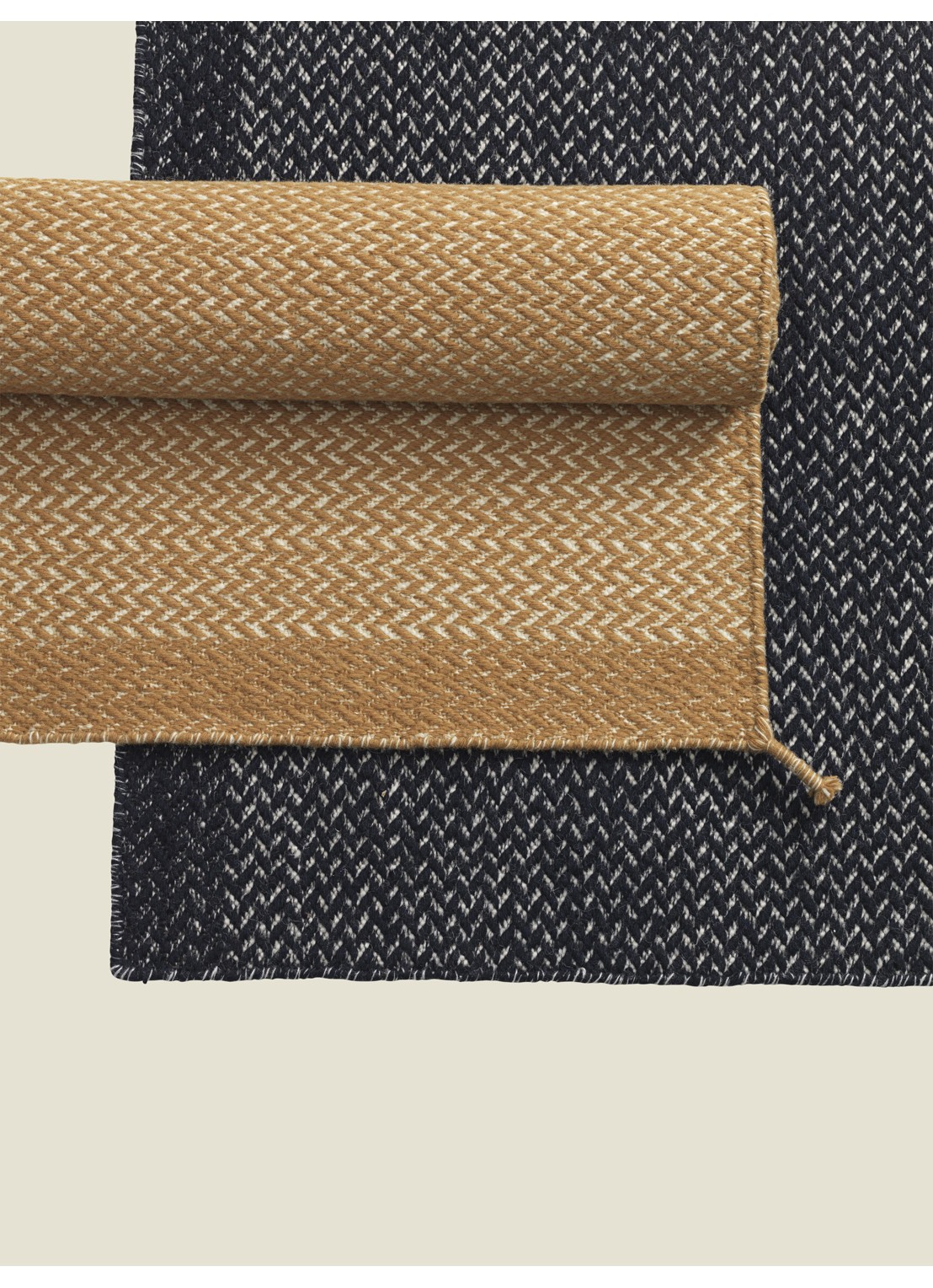 Muuto Ply vloerkleed 200 x 80 cm   - voorkant 6 lichtgrijs
