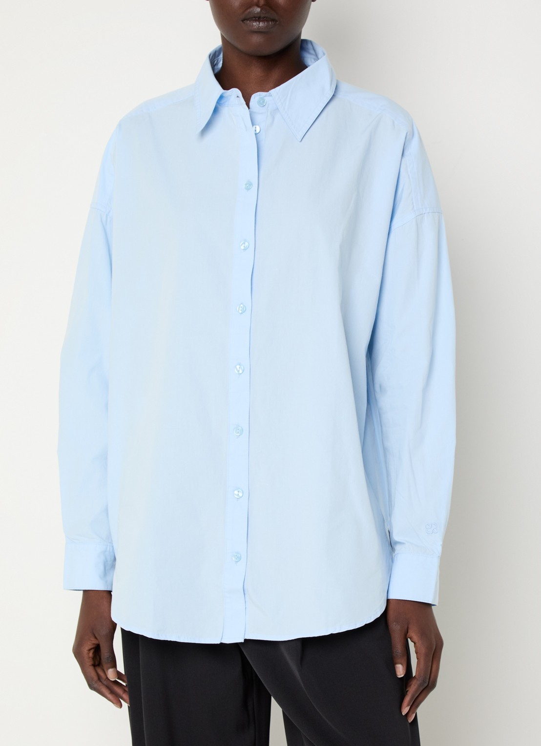 My Essential Wardrobe 03 Blouse met kraag - detail 4 lichtblauw