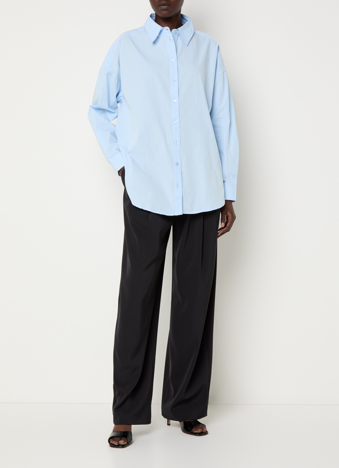 My Essential Wardrobe 03 Blouse met kraag - voorkant 2 lichtblauw