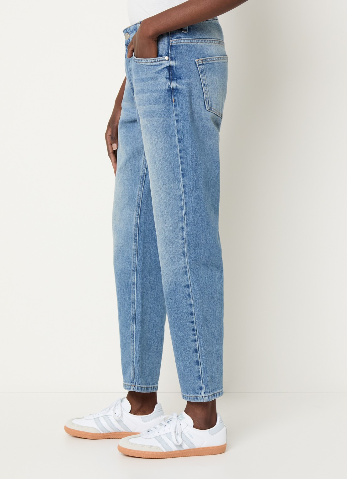 My Essential Wardrobe 34 high waist cropped mom jeans met medium wassing - detail 4 indigo