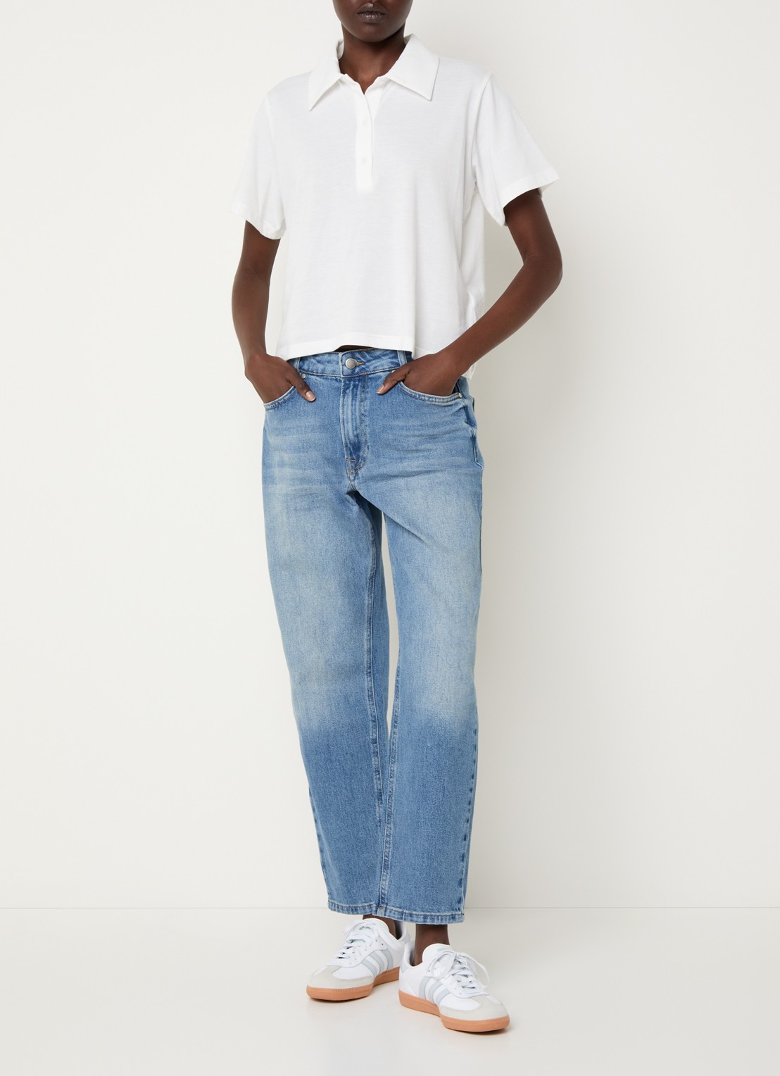 My Essential Wardrobe 34 high waist cropped mom jeans met medium wassing - voorkant 2 indigo